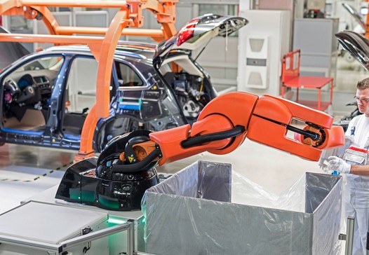 „Assistenzroboter gehen in die Produktion“ MRK- Systeme GmbH präsentiert sich auf der MOTEK 2015 als Systemintegrator für industrielle Anwendungen zur Mensch- Roboter Kooperation